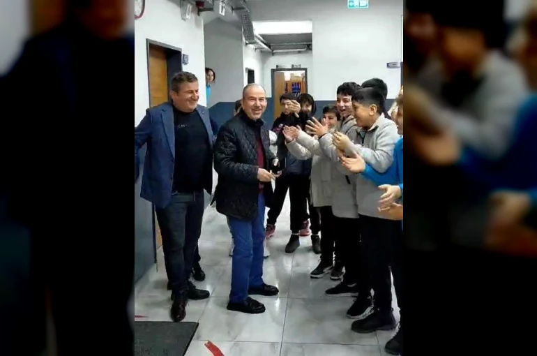 Emekliye ayrılan 42 yıllık öğretmene duygusal veda