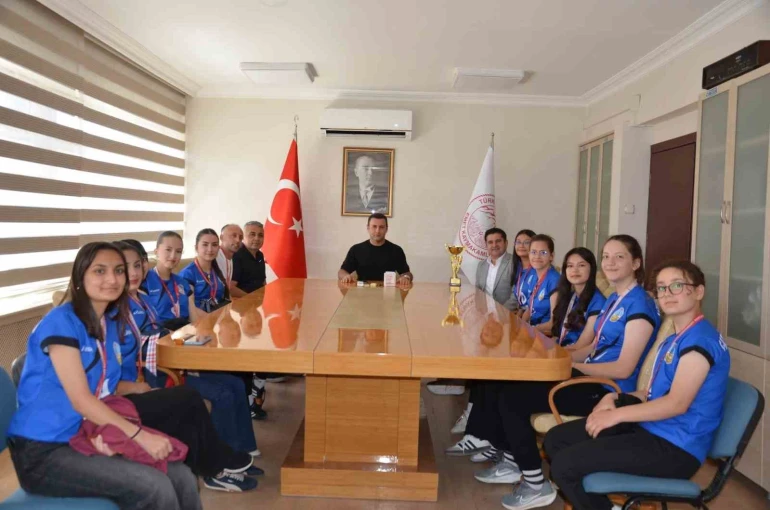 Emet Kaymakamı Başkapan, il birincisi kız voleybol takımını kabul etti