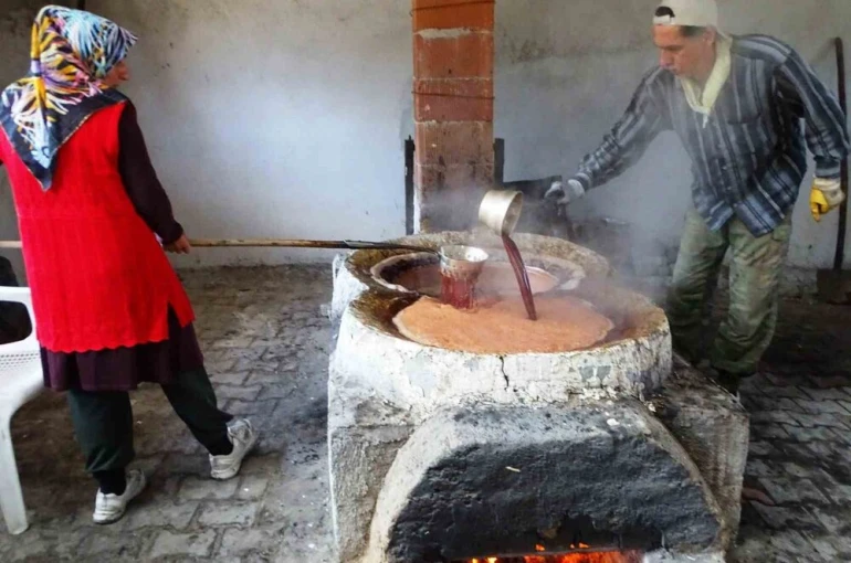 Emet Yağcık köyünde asırlardır eski usulle üzüm pekmezi yapımı geleneği sürdürülüyor