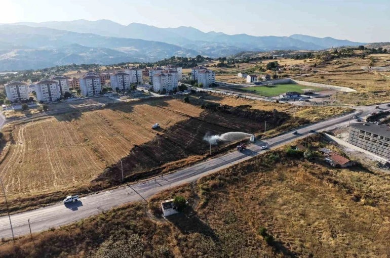 Emet’te arazi yangını korkuttu: Bir itfaiye eri dumandan etkilendi
