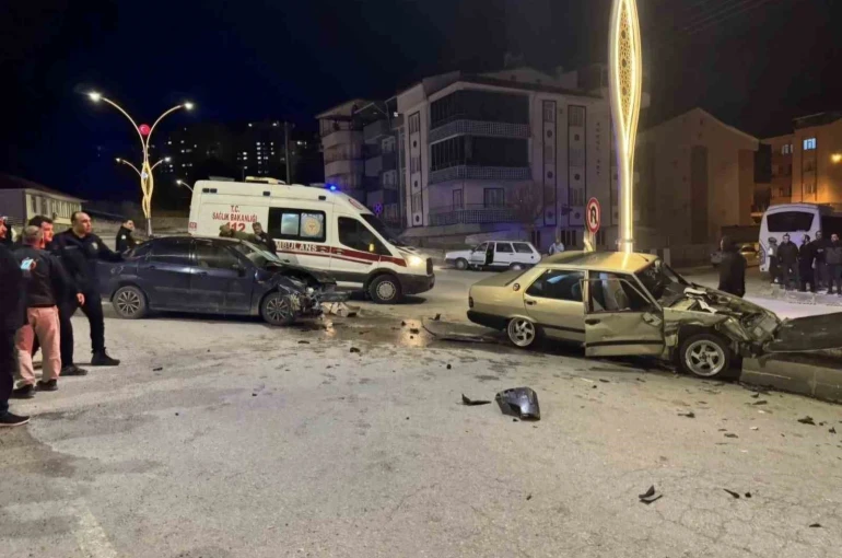 Emet’te iki araç çarpıştı: 2 yaralı