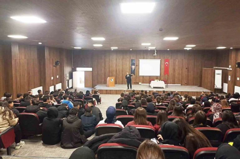 Emet’te lise öğrencilerine "Hz. Peygamber ve Şahsiyet İnşası" başlıklı konferans