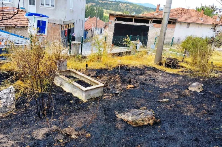 Emet’te mezarlıkta çıkan yangında 10 kabir zarar gördü