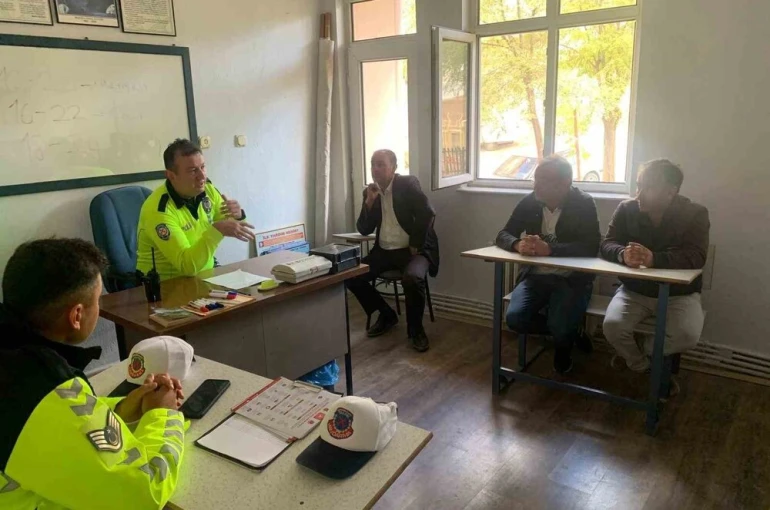 Emet’te okul servis şoförlerine trafik eğitimi