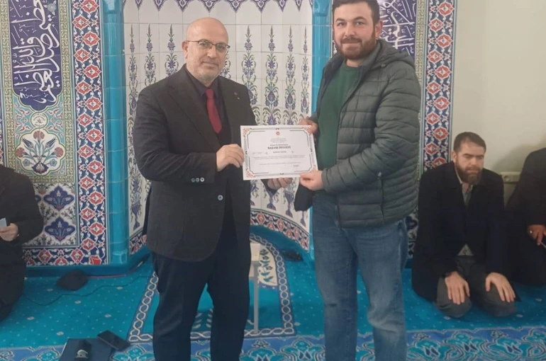 Emet’te Tashih-i Hurûf Kursunu tamamlayan din görevlilerine başarı belgesi