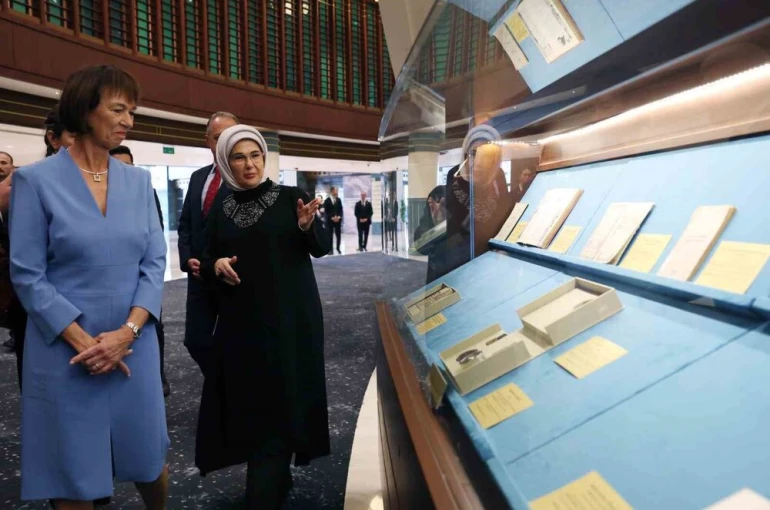 Emine Erdoğan, Almanya Başbakanı Merz’in eşiyle Millet Kütüphanesi’ni ziyaret etti
