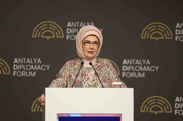 Emine Erdoğan: "Çocuklarımız için şiddeti özendiren ve sıradanlaştıran ne varsa, hangi mecrada ve ne kılıkta olursa olsun kararlılıkla mücadele etmek zorundayız"