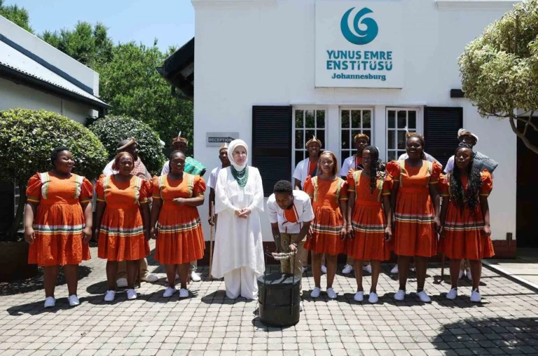 Emine Erdoğan Güney Afrika’da Yunus Emre Enstitüsünü ziyaret etti