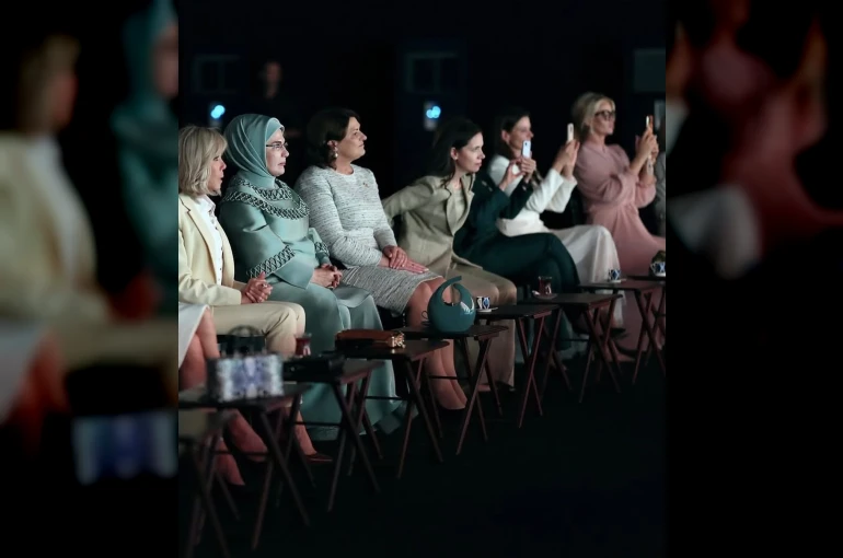 Emine Erdoğan’ın devlet liderleri eşleri yemeğinde Ajda Pekkan konseri