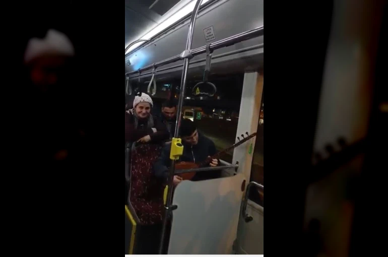 Eminönü-Arnavutköy seferindeki İETT otobüsünde sazlı yolculuk