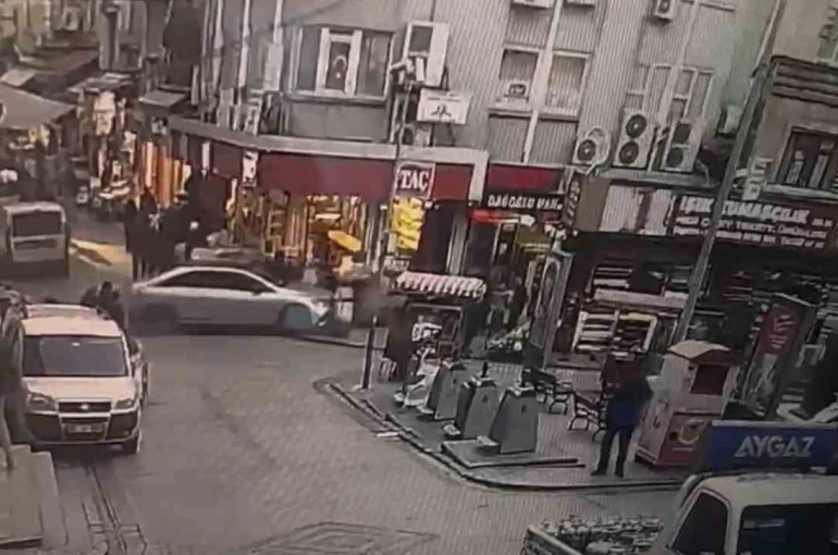 Eminönü’nde fren yerine gaza basan sürücü vatandaşların arasına daldı