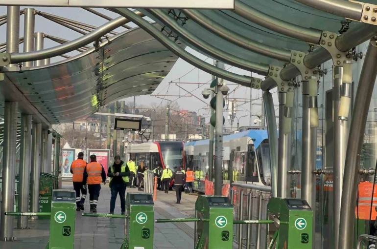 Eminönü’nde tramvay raydan çıktı