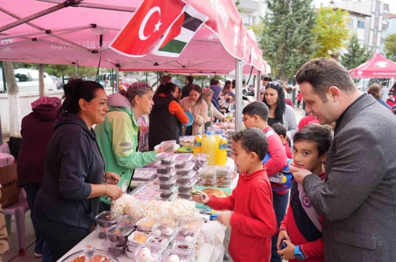 Emirbeyazıt İlkokulu’ndan Gazze’ye "Umut" sergisi