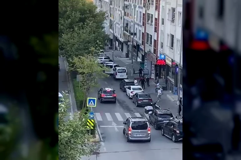 Emlakçıda başlayan tartışma sokakta bıçaklı kovalamacaya döndü