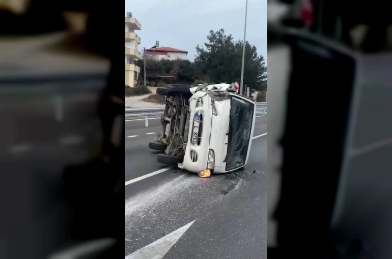 Emniyet şeridindeki araca çarptı: 2 yaralı