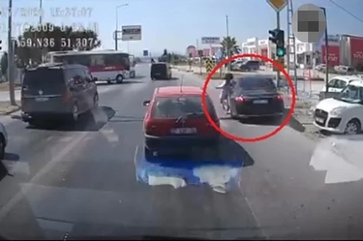 Emniyet şeridinden gelip genç kıza çarptı, o anlar araç kamerasında