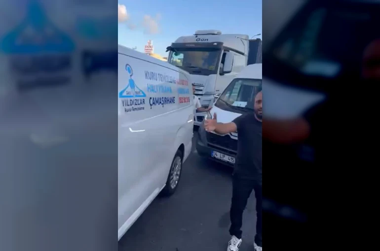 Emniyet şeridinden kaynak yaptılar, tepki gösteren sürücüye saldırdılar