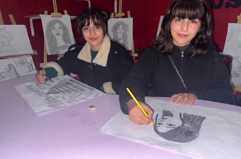 Engel tanımayan ikizlerin resim aşkı