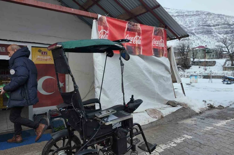 Engelli çocuğu için akülü sandalyeyi arabaya çevirdi