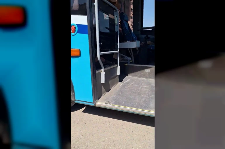 Engelli rampasını açmayarak tekerlekli sandalyeli vatandaşa tepki gösteren otobüs şoförünün hayrete düşüren sözleri kamerada
