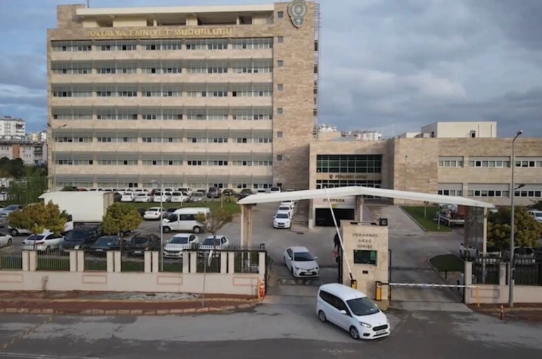 Engelli vatandaşın evini satıp parayı kız arkadaşının hesabına aktaran emlakçı yakalandı