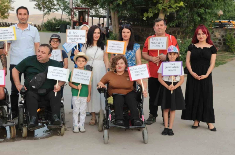 Engellilerden ’engelsizlere’ çevre dersi: Parkları köşe bucak temizlediler