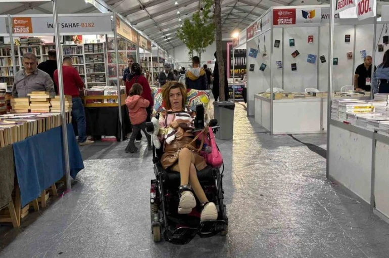 "Engelsiz Taksi" yazar Sena’yı her gün okurlarıyla buluşturuyor