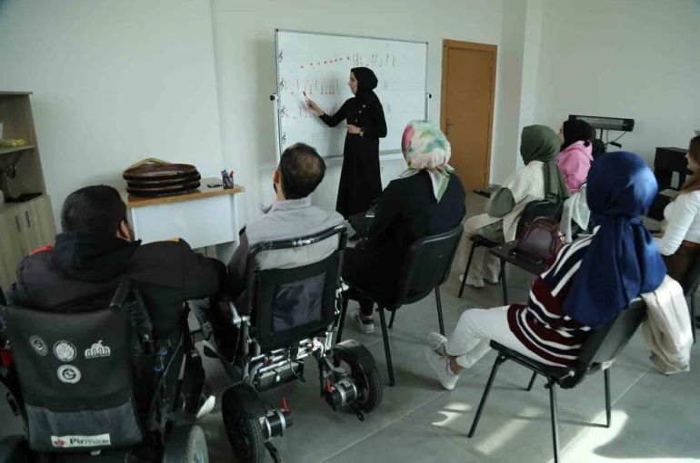 Engelsiz Yaşam Merkezi’nde dezavantajlı bireyler sosyal ve kültürel faaliyetlerle destekleniyor