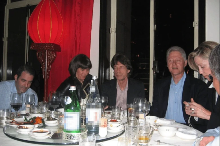 Epstein belgelerinde Clinton ve Michael Jackson dahil çok sayıda ünlü ismin fotoğrafları ortaya çıktı