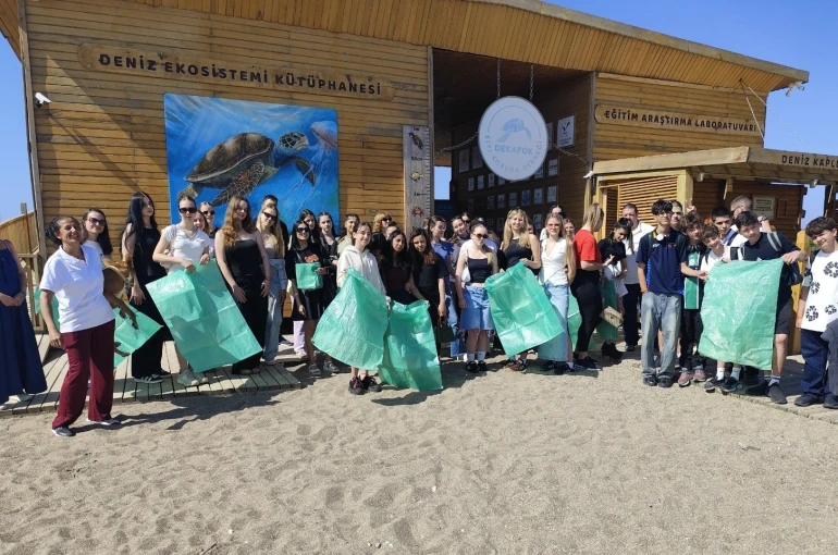 Erasmus ile Manavgat’a gelen öğrenci ve öğretmelerden temizlik etkinliği