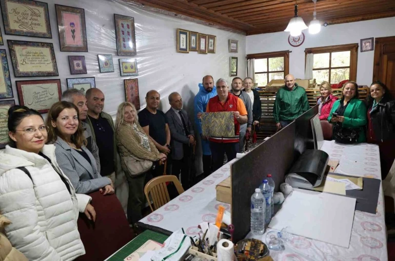 Erasmus projesi ortakları Menteşe’de geleneksel ebru deneyimi yaşadı