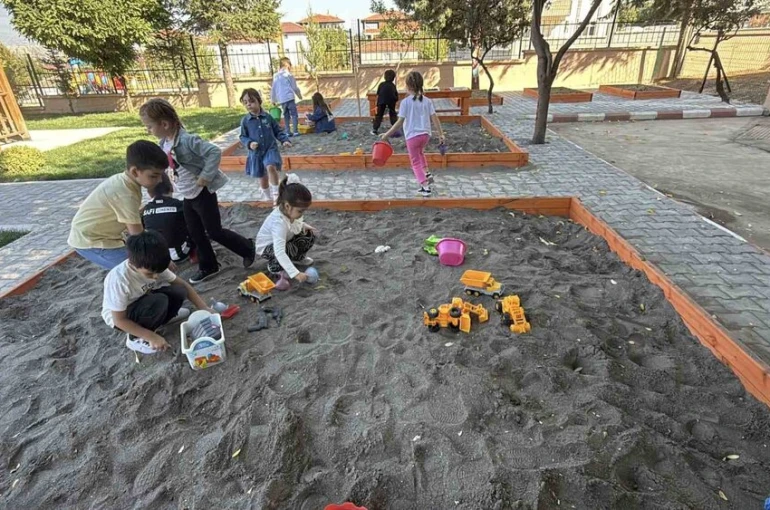 Erbaa’da okul bahçesi sınıfa dönüştü: Minikler doğayla öğreniyor
