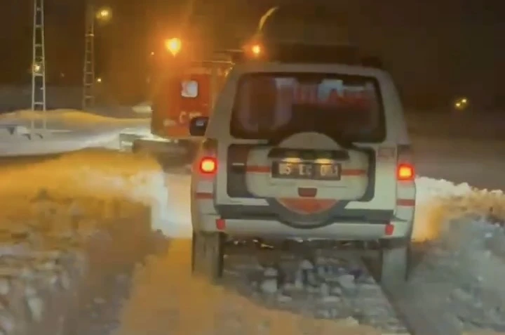 Erciş’te kapanan yollarda hastalara Snowtrack ile ulaşıldı