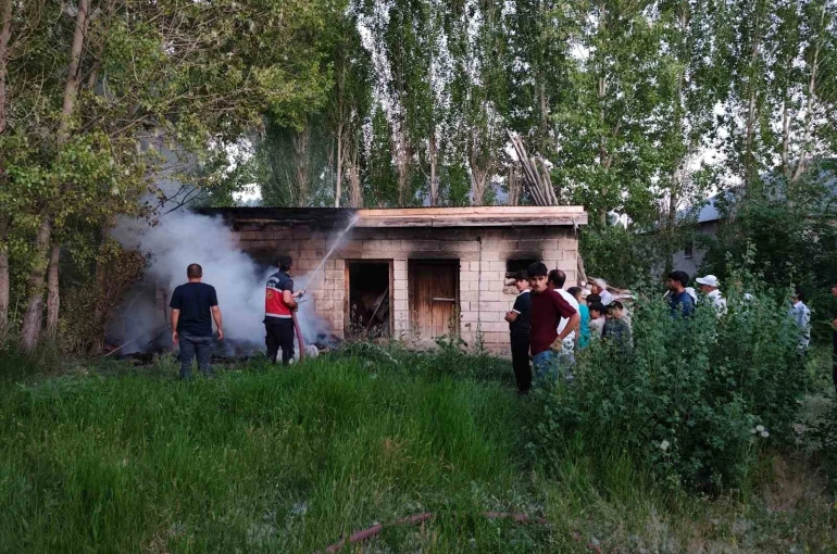 Erciş’te odunluk yangını