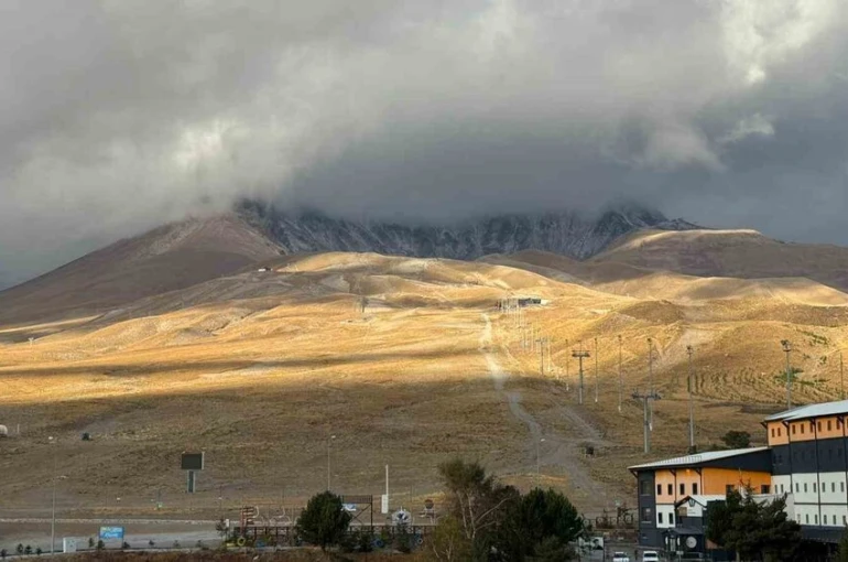 Erciyes’e mevsimin ilk karı yağdı