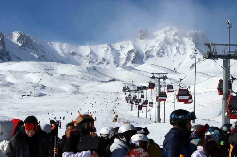 Erciyes’te hafta sonu yoğunluğu: Binlerce kişi akın etti