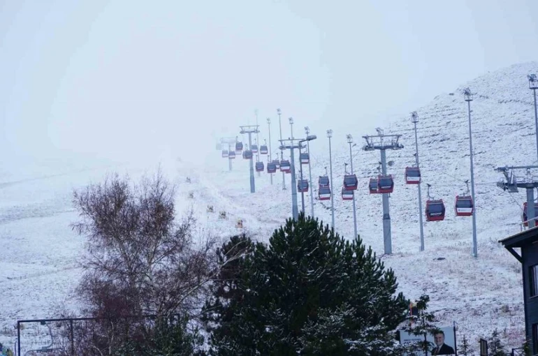 Erciyes’te kar yağışı, dağ beyaza büründü