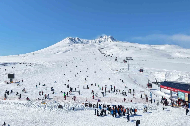 Erciyes’te kayak sezonu tüm hızıyla devam ediyor