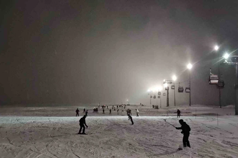 Erciyes’te meşaleli kayak 