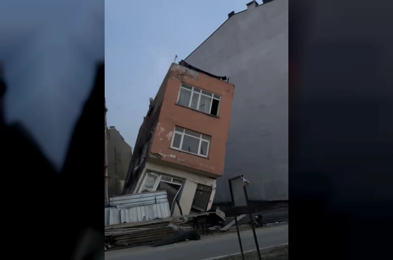 Erdek’te inşaat kazısı sırasında temeli zarar gören 2 katlı bina yıkıldı