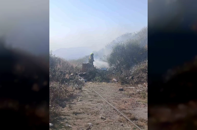 Erdek’te mezarlık girişindeki ot yangını büyümeden söndürüldü