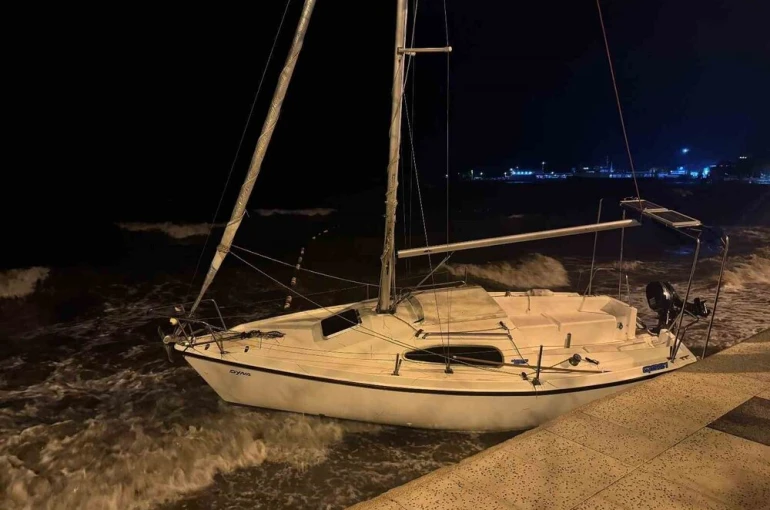 Erdek’te şiddetli lodos etkili oldu: Tekneler sürüklendi
