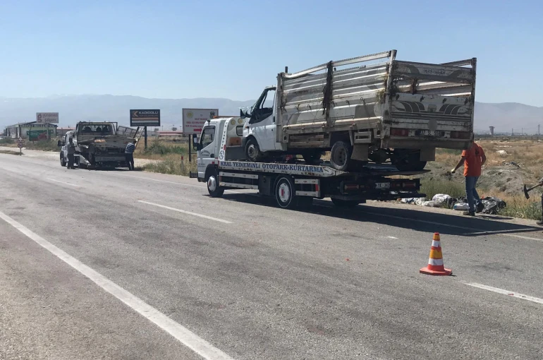 Ereğli’de kamyonetler çarpıştı: 2 yaralı
