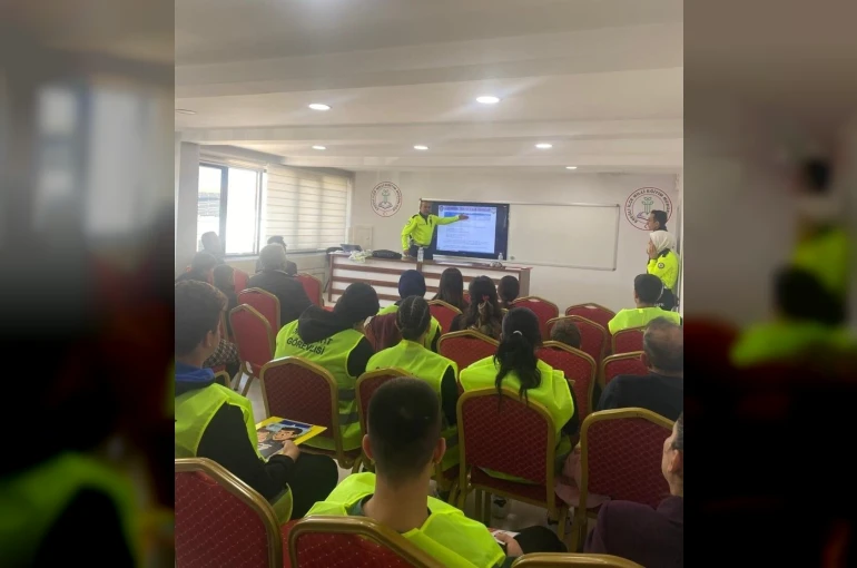 Ereğli’de okul geçit görevlisi öğrenciler yeleklerini giydi