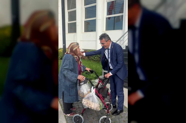 Erenler’de gönülleri ısıtan anlar: Makam aracını yaşlı kadına tahsis etti 