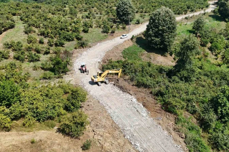 Erenler’de kırsal mahallelerde üstyapı ve yol çalışmaları sürüyor