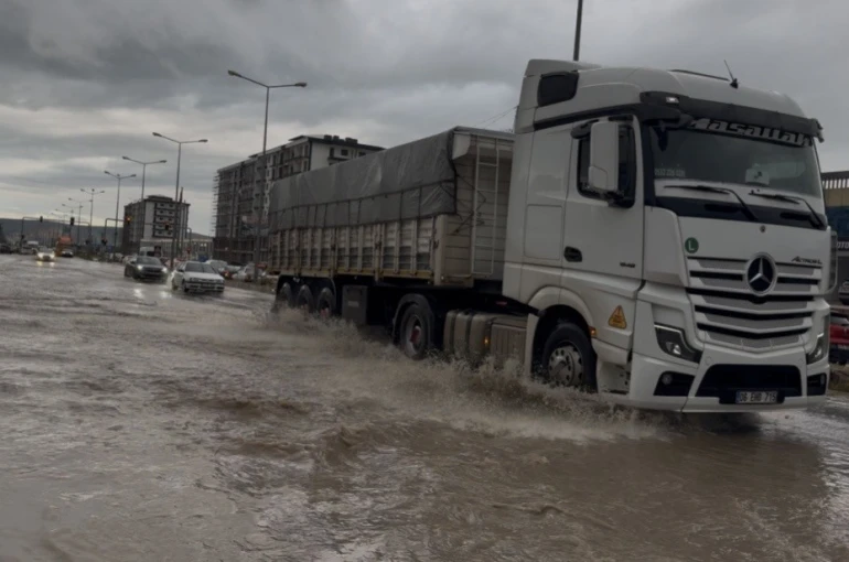 Ergani’yi sağanak vurdu, yollar göle döndü 