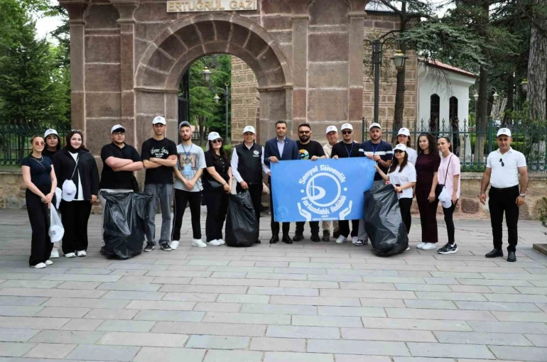 Ertuğrul Gazi Türbesi çevresinde poşet poşet çöp toplandı