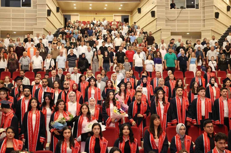 ERÜ Edebiyat Fakültesi’nde 450 öğrenci mezun oldu