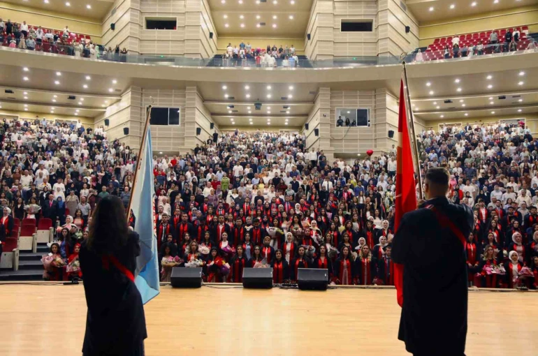 ERÜ Eğitim Fakültesi yeni mezunlarını verdi